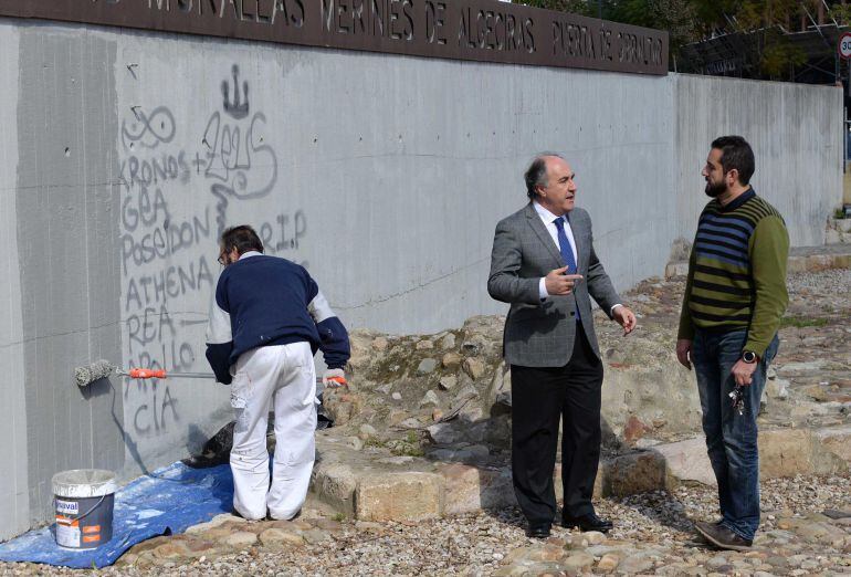 El Alcalde de Algeciras, José Ignacio Landaluce supervisa la limpieza de las murallas