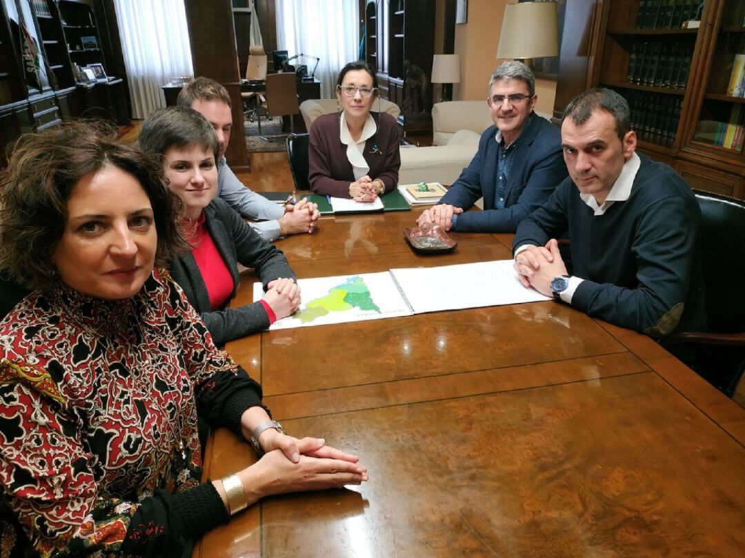 Las alcaldesas de Tomiño y O Rosal (izquierda) y los regidores de A Guarda y Tui (derecha) junto a la subdelegada del Gobierno (centro) en una reunión.