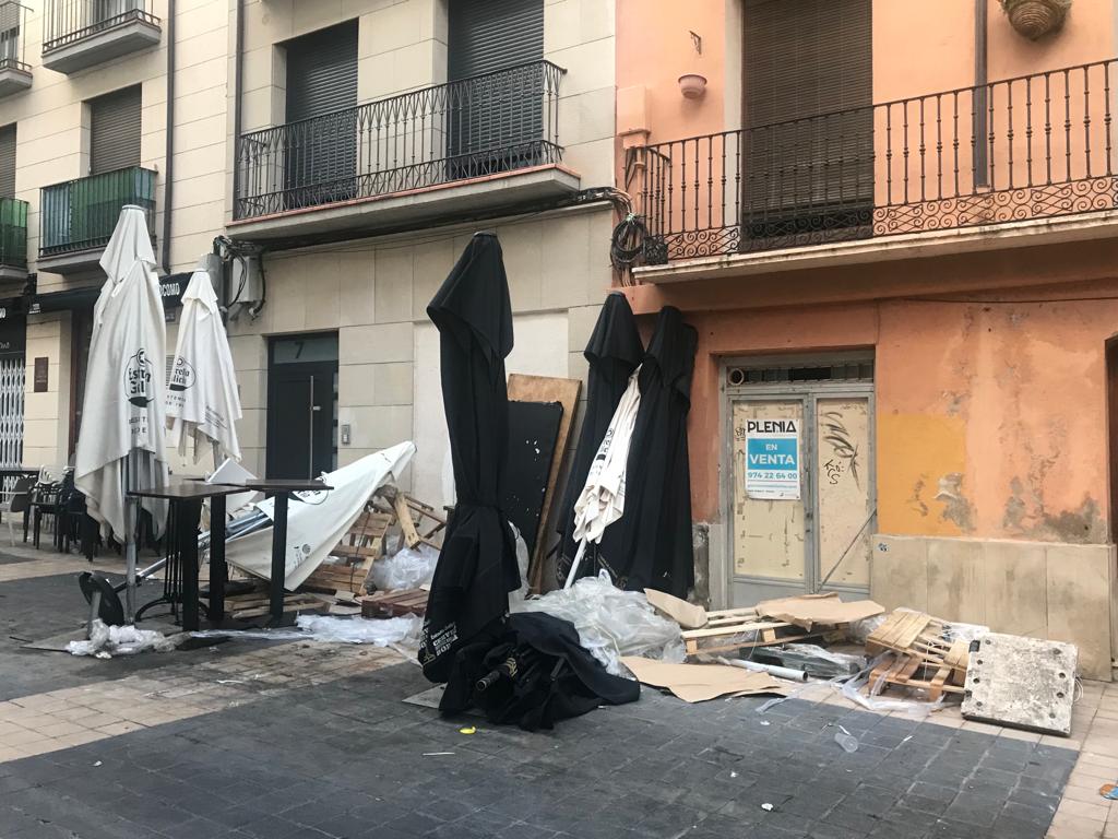 Aspecto que ofrece la calle Padre Huesca, donde un bar no ha recogido tras las fiestas