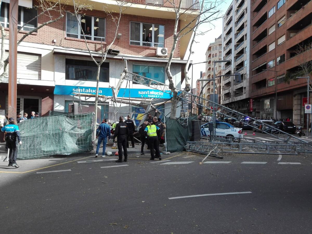 Dos heridos en accidente laboral, al caer un andamio vertical