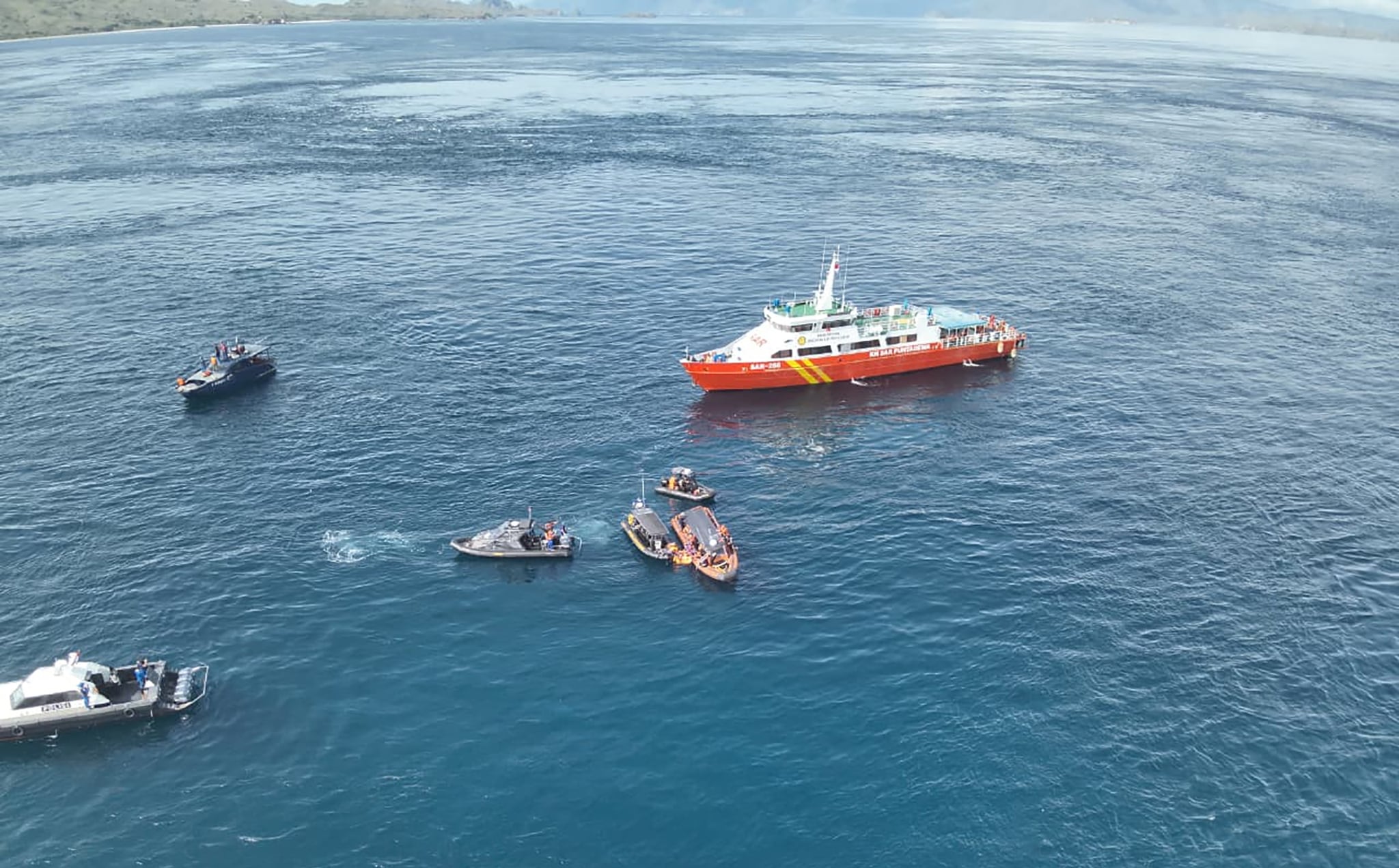 Una foto difundida por la Agencia Nacional de Búsqueda y Rescate de Indonesia (BASARNAS) muestra a los rescatistas recuperando un cuerpo en las aguas de la isla de Padar, cerca de Labuan Bajo, Parque Nacional de Komodo, Indonesia.