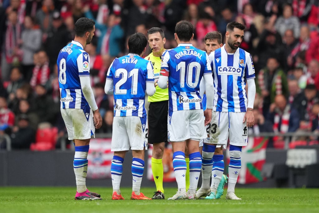 Los jugadores de la Real Sociedad reclaman al árbitro una jugada polémica durante el derbi vasco