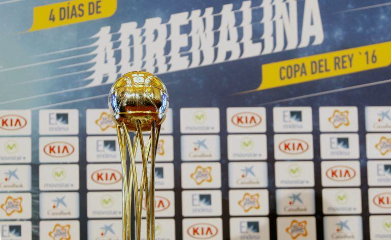 GRA142. A CORUÑA, 27102015.- Trofeo de la Copa del Rey de Baloncesto, que se celebrará entre el 18 y 21 de febrero, durante el acto de sorteo de la fase final de la competición, al que asistieron los representantes de los siete equipos clasificados y del 