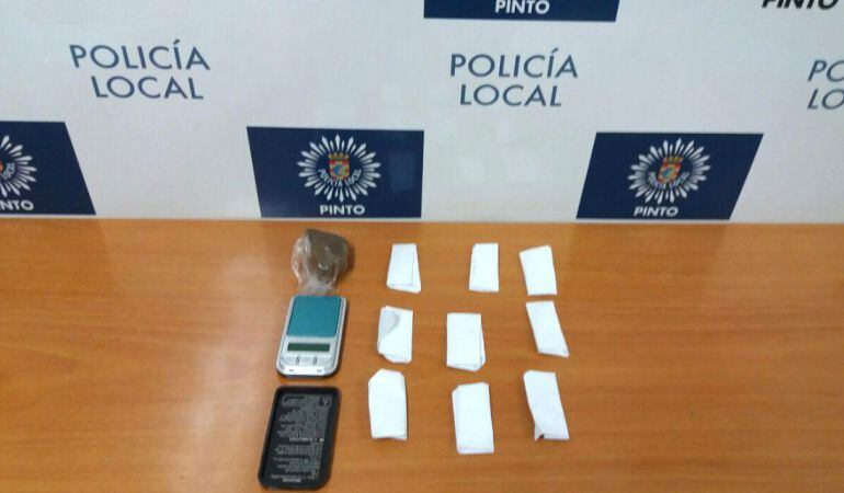 Los agentes encontraron los sobres de cocaína en la guantera