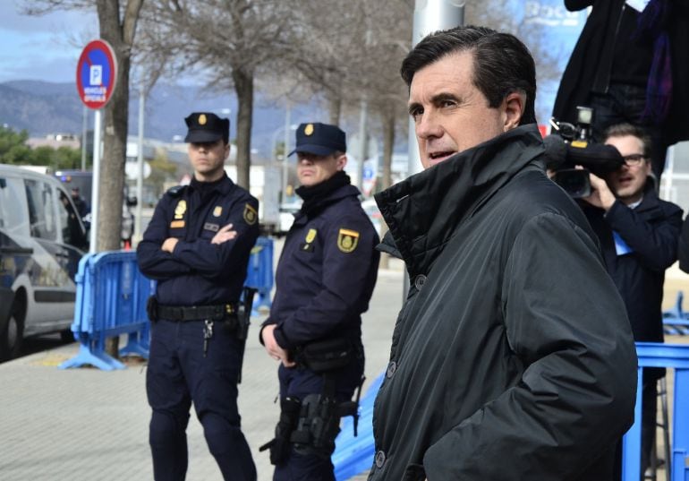 El expresidente balear Jaume Matas, a su salida de la Escuela Balear de la Administración Pública (EBAP), tras la tercera jornada del juicio del caso Nóos 