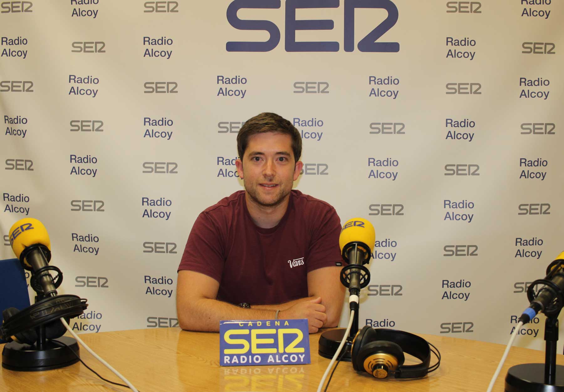 Adri Botella, regidor d'Esports de Cocentaina, en l'estudi central de Radio Alcoy