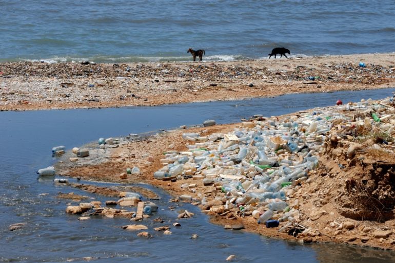 Una playa de Beirut ha sido invadida por una gran vertido de residuos de plástico. 