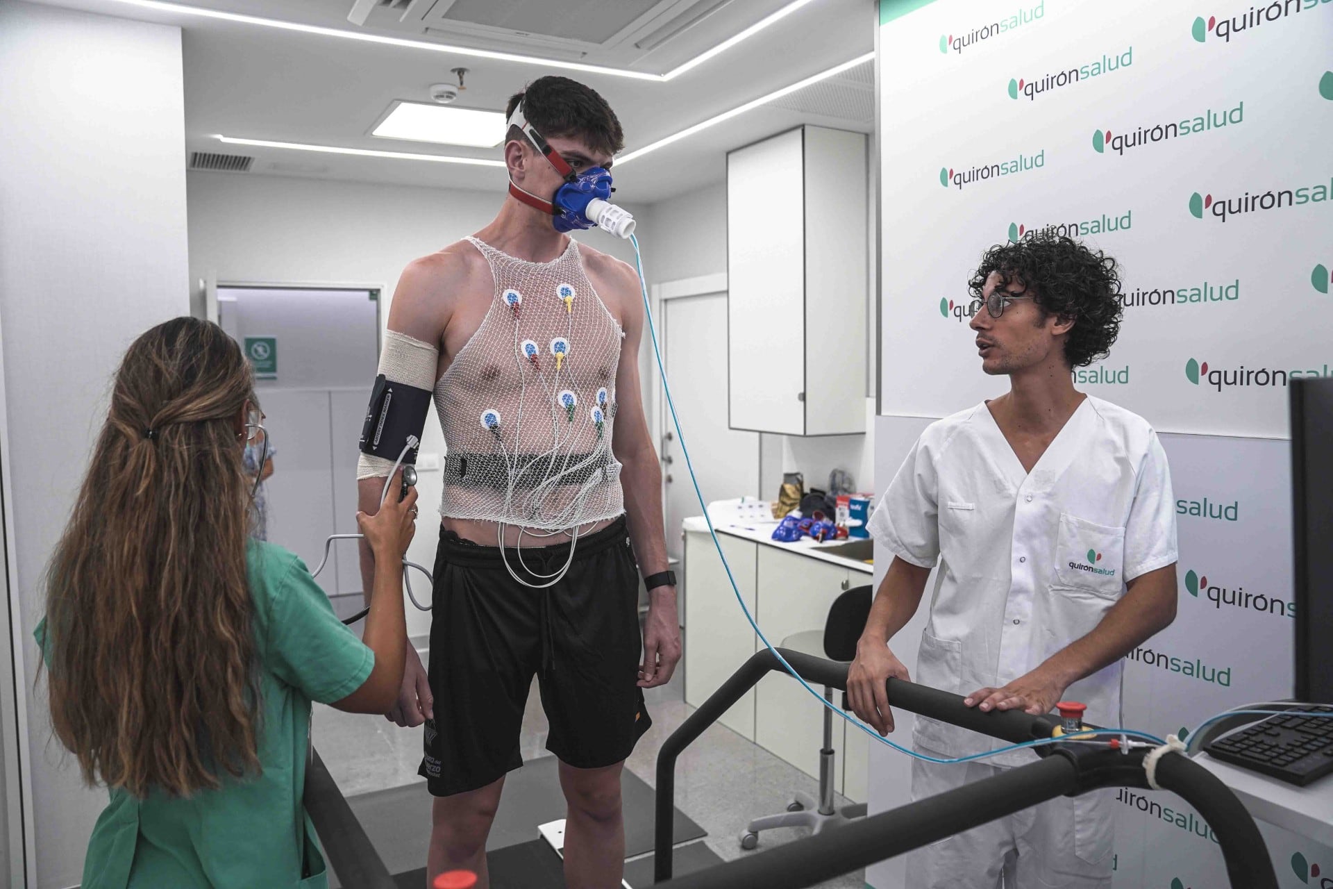 Quirónsalud realiza revisiones médicas a la primera plantilla femenina y masculina del Valencia Basket