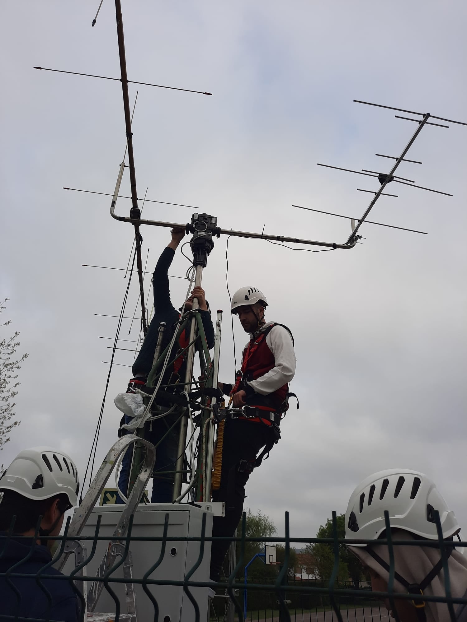 Instalación de la antena que hará posible la conexión con la estación espacial.