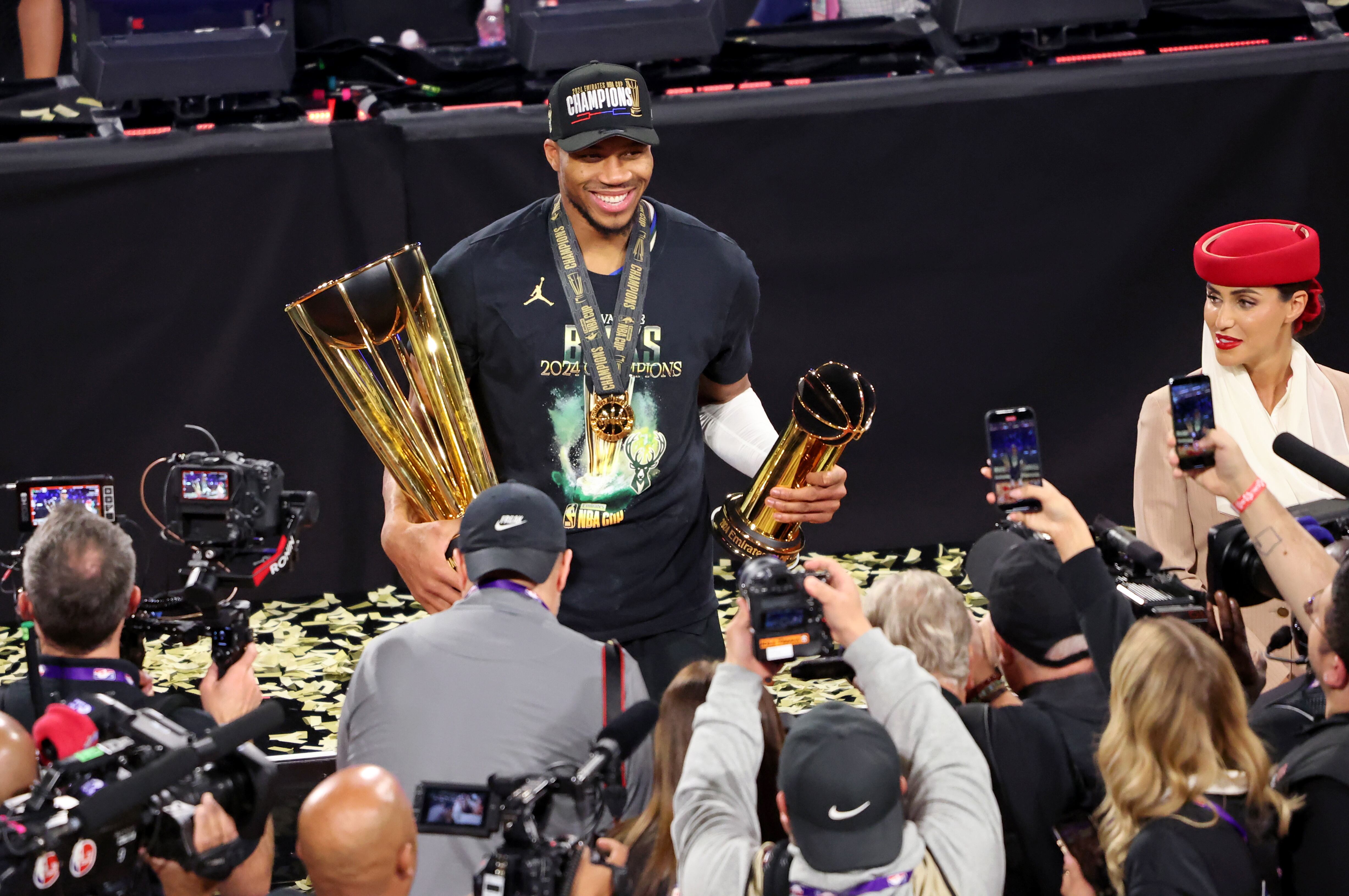 Giannis Antetokounmpo posa con el trofeo de la NBA Cup y de MVP