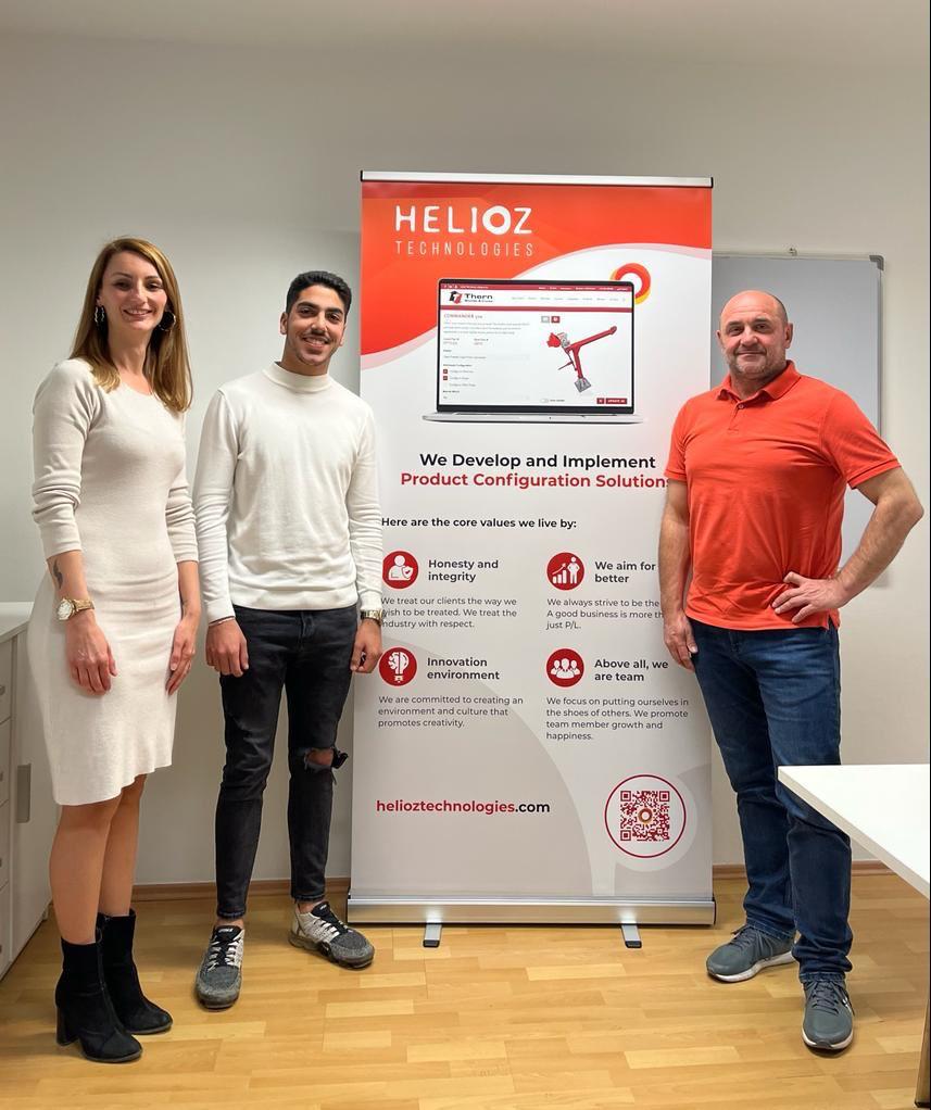 Adam Serrano (en el cetro) acompañado por Mladen Sudar, director general de Helioz Technologies y Jadranka Junacko, su mentora.