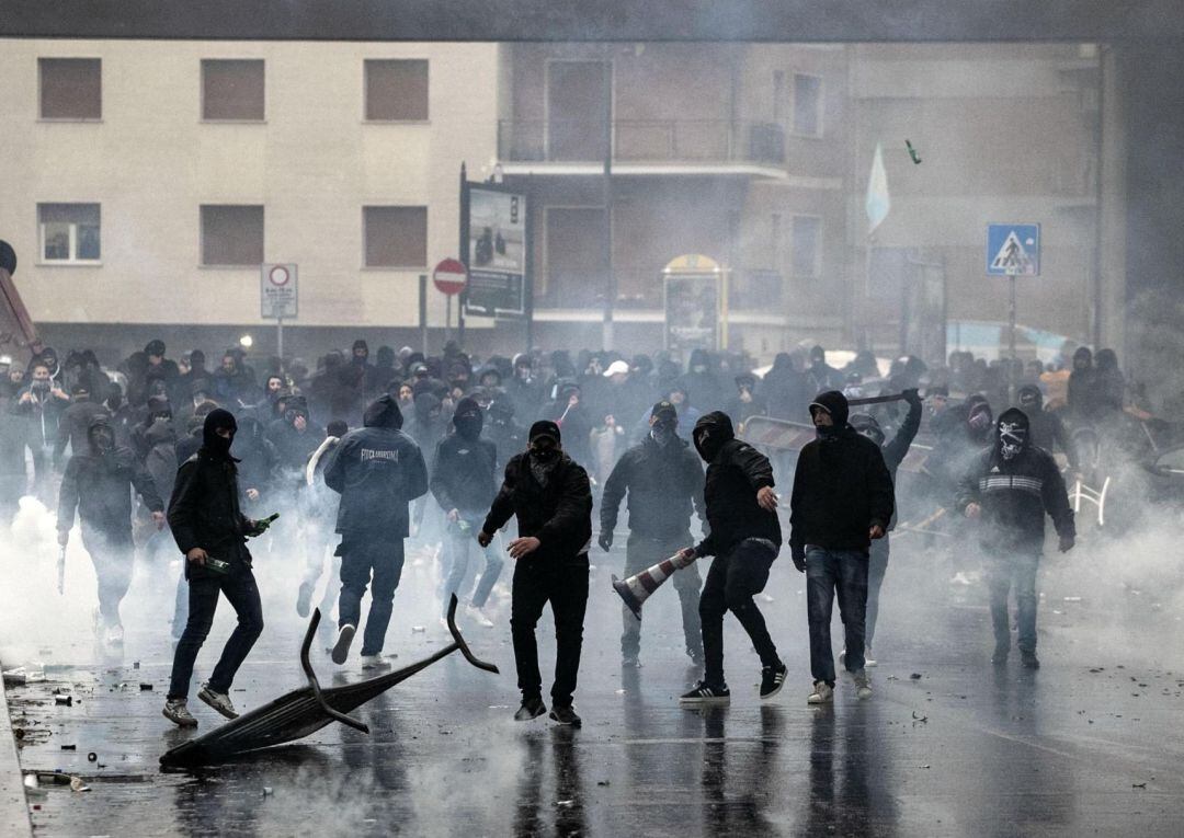 Enfrentamientos entre los ultras de Lazio y la policía antes del partido