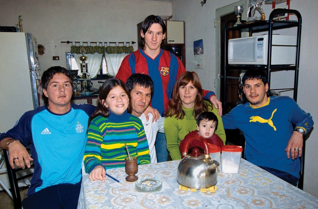 Messi posa en su juventud, junto a su familia, en Argentina