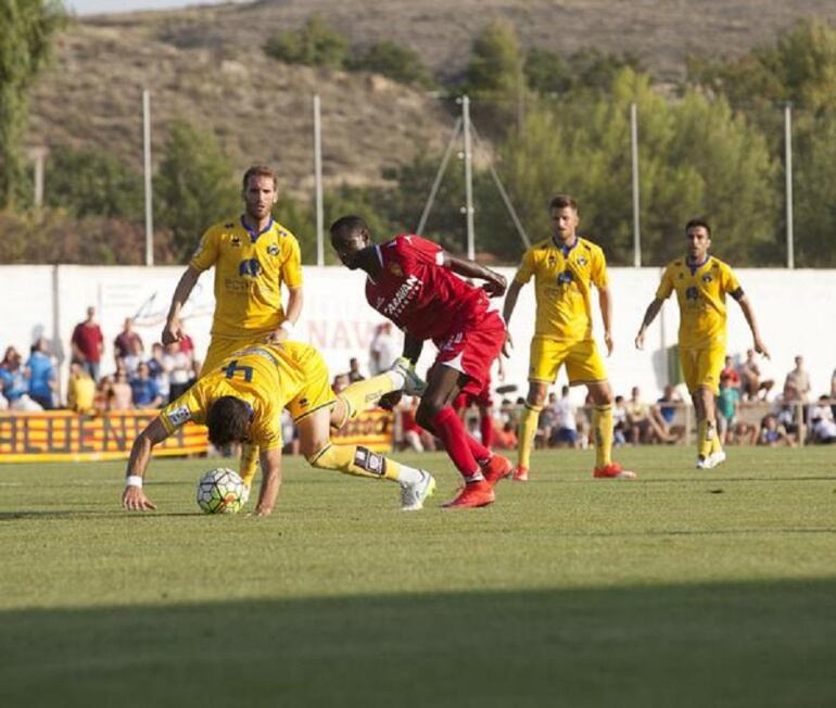 Diamanka disputa un balón ante la defensa del Alcorcón en la primera parte del encuentro.