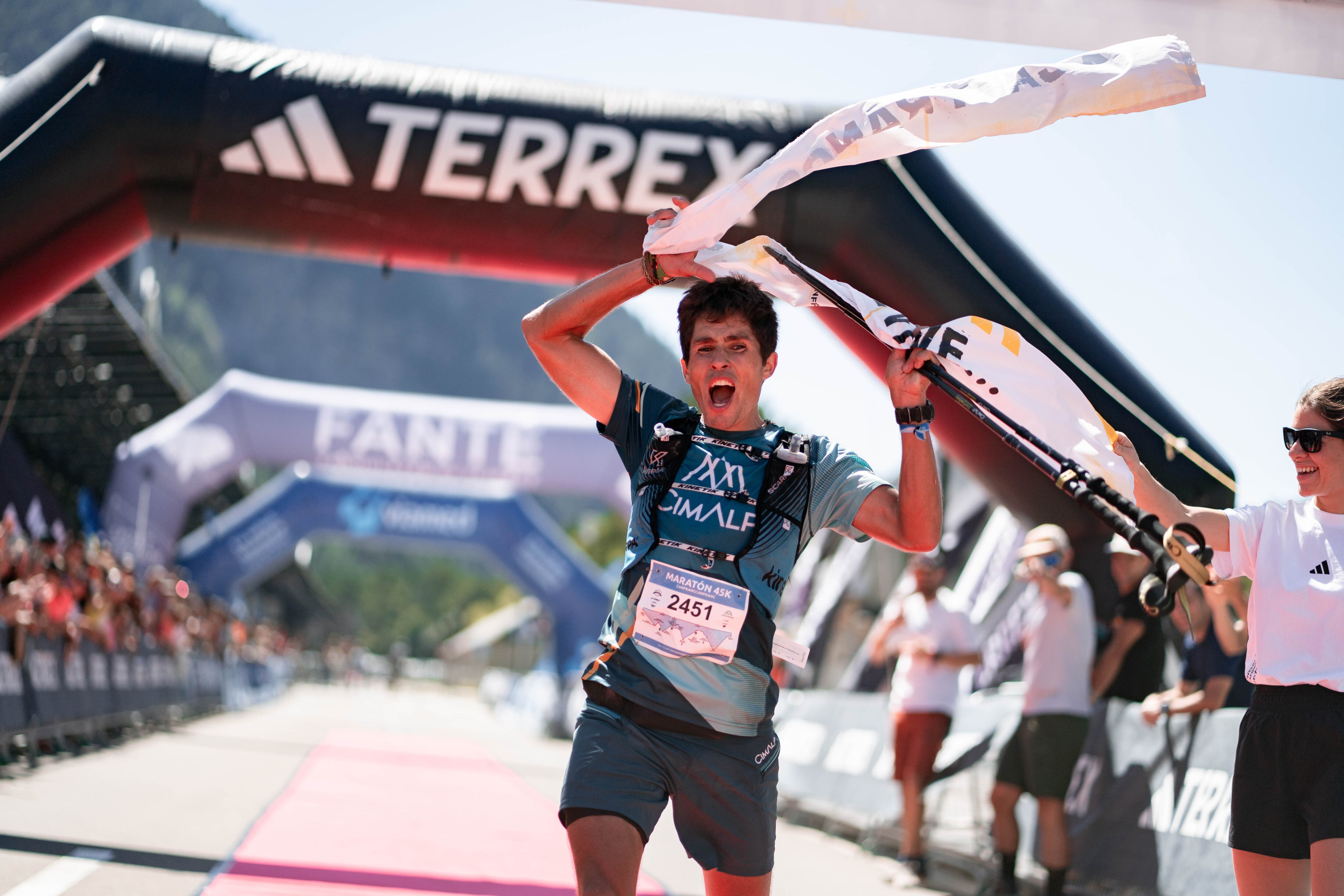 Ganador de la prueba de 45 km, Raúl Criado. Foto JMMuñoz