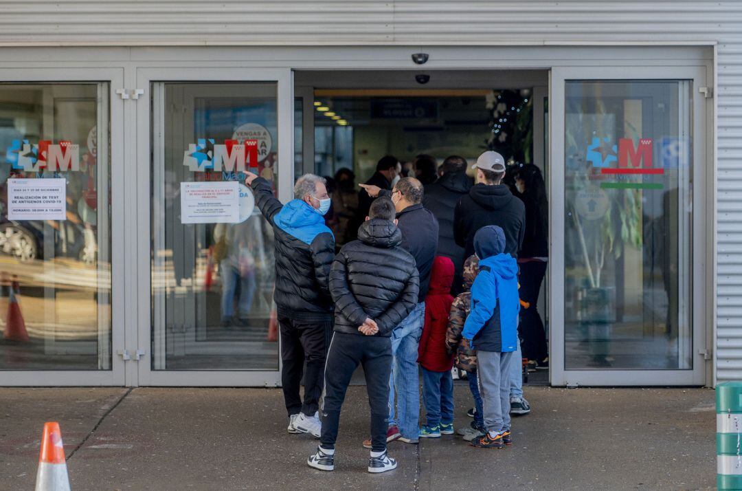 Varias personas esperan la cola para hacerse test Covid-19 en el Hospital de Alcorcón, a 27 de diciembre de 2021, en Alcorcón, Madrid, (España)