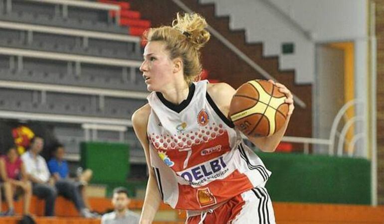 La vitoriana Marta Tudanca jugando con el Campus Promete de Logroño.