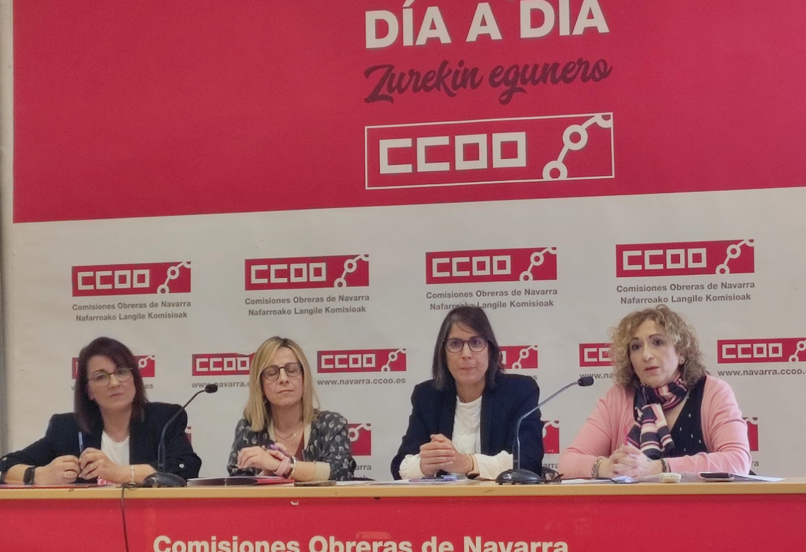 Representantes de CCOO y UGT en el ámbito de la gestión deportiva en Navarra. De derecha a izquierda: Lucía Sesma, secretaria general de la Federación de Servicios a la Ciudadanía de CCOO; Leire Goñi, responsable del sector de gestión deportiva en CCOO; Yolanda Jiménez, responsable del sector de gestión deportiva en UGT; y Sera Alonso, Federación de Servicios, Movilidad y Consumo de UGT Navarra.