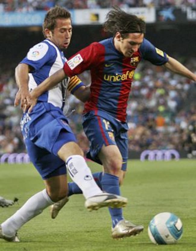 Messi intenta zafarse de Tamudo en una jugada