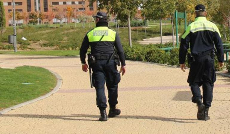 Policías locales patrullando por Irun | Fuente: Cadena SER