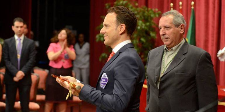 El alcalde recoge el bastón de mandos ante la atenta mirada del concejal de Levantemos El Puerto José Antonio Oliva