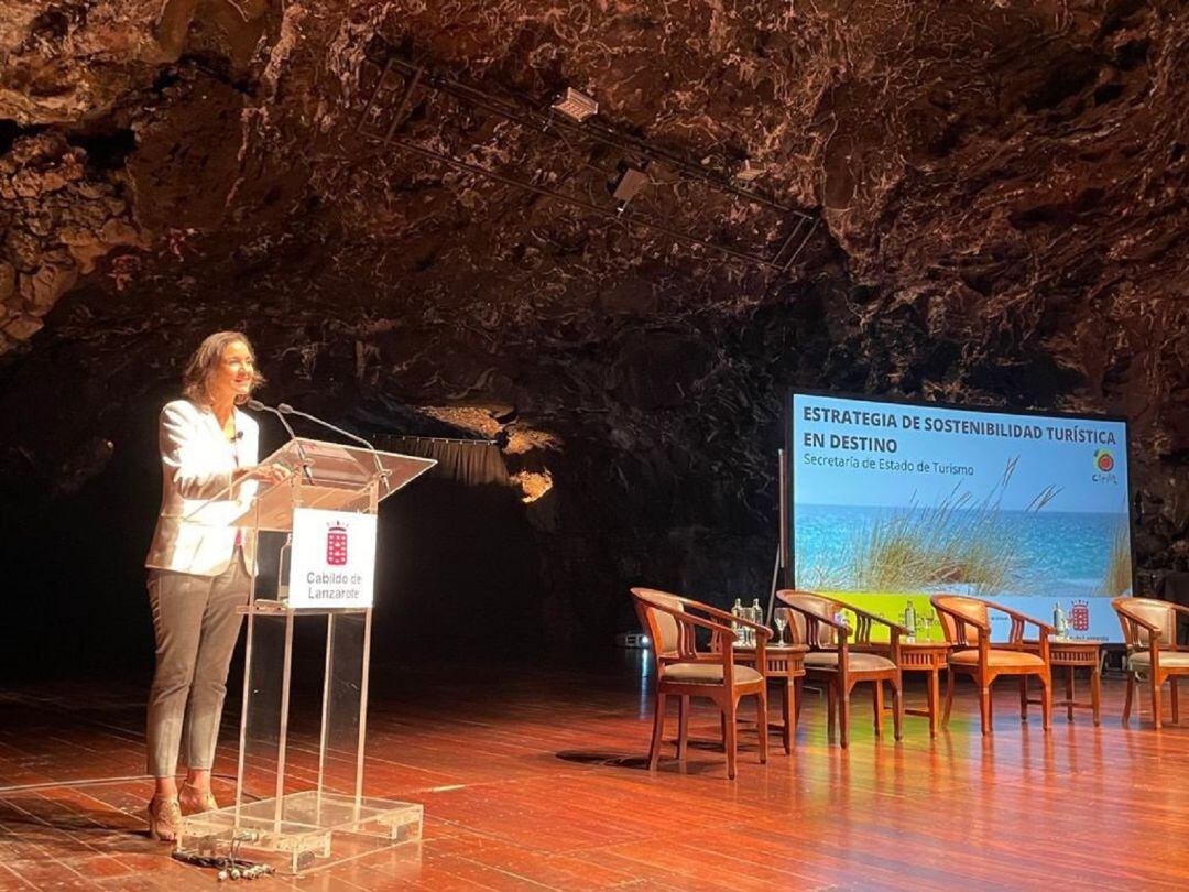 La ministra de Industria, Comercio y Turismo, Reyes Maroto, presentando la estrategia en el auditorio de Jameos del Agua, en Lanzarote.