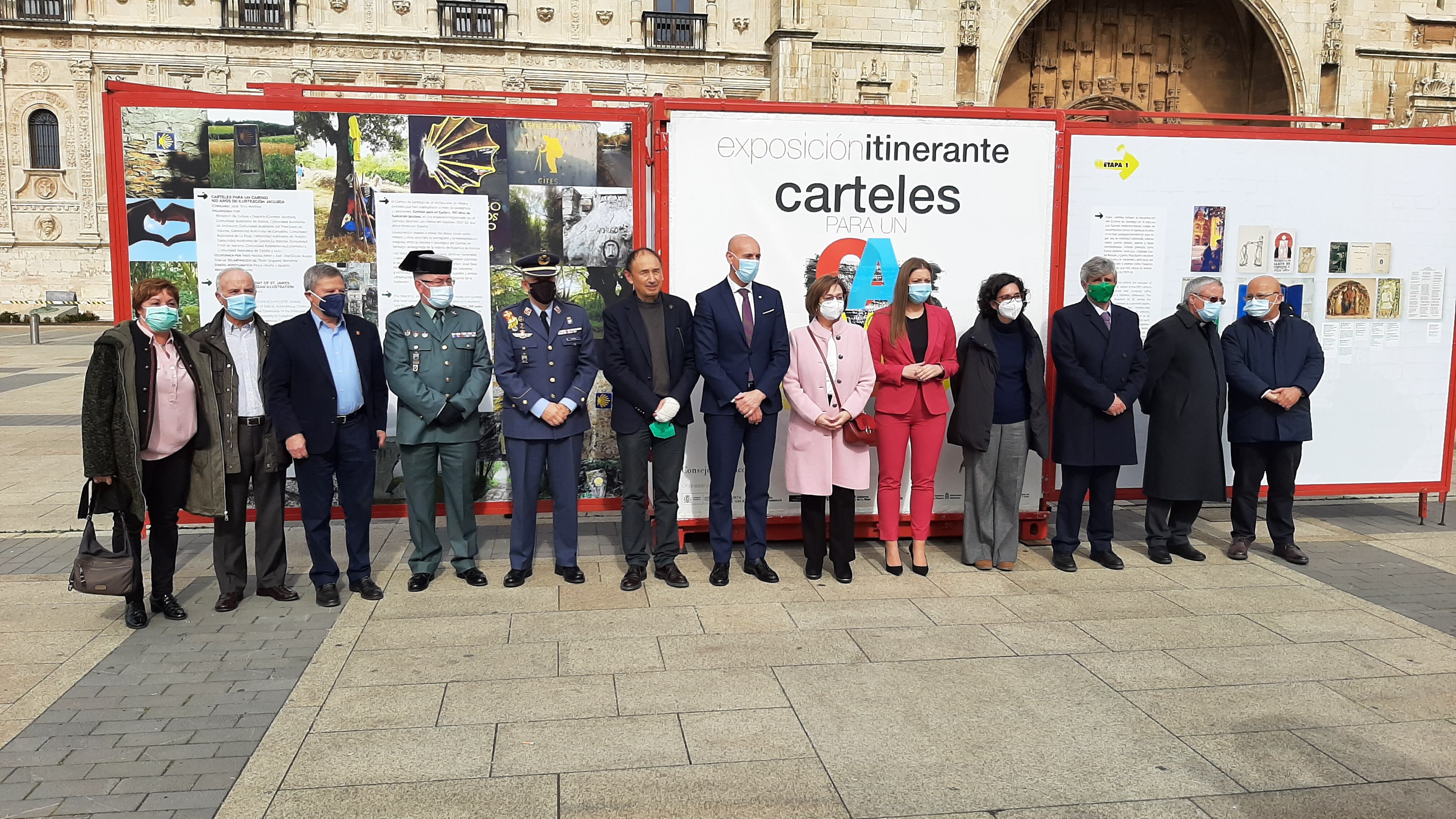 Diferentes autoridades posan delante de la exposición