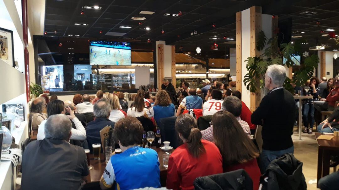 Aficionados del Telecable siguen la final desde una cafetería de Gijón.