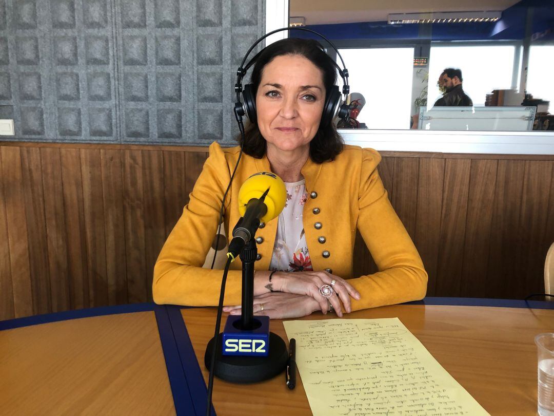 La ministra en los estudios de Radio Ibiza este martes