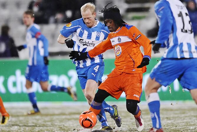 El jugador del Getafe Derek Boateng (c.) disputa la pelota con Hans Henrik Andreasen (izq.) y Henrik Toft (dcha.) del Odense danés, durante el partido de fútbol correspondiente al grupo H de la Liga Europa y que se disputa en Odense, Dinamarca, hoy miércoles 1 de diciembre de 2010