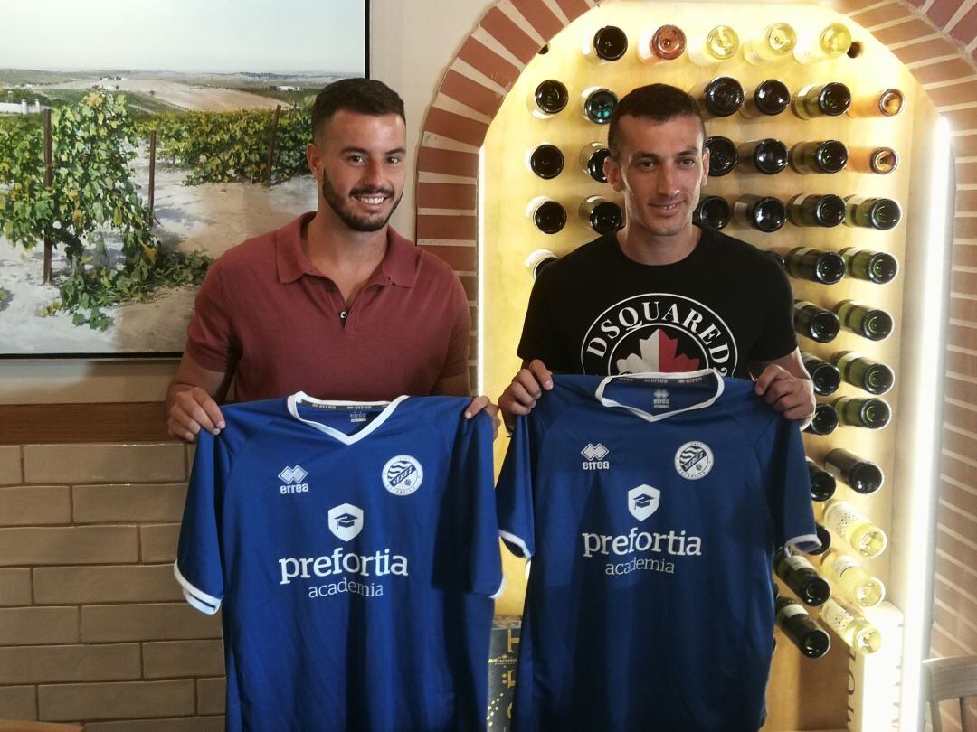 Jacobo y Zafra posan con la camiseta de su nuevo equipo, el Xerez Deportivo FC. 
