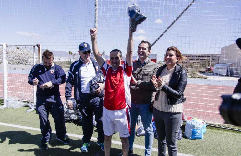 El alcalde de Almería con los jugadores.