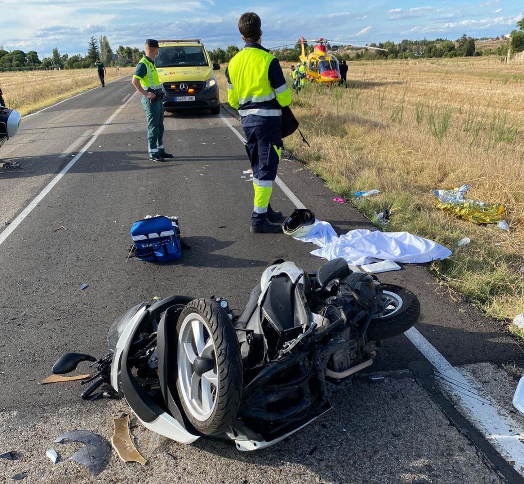 Este es el estado en el que quedó la motocicleta tras el impacto frontal con el turismo.