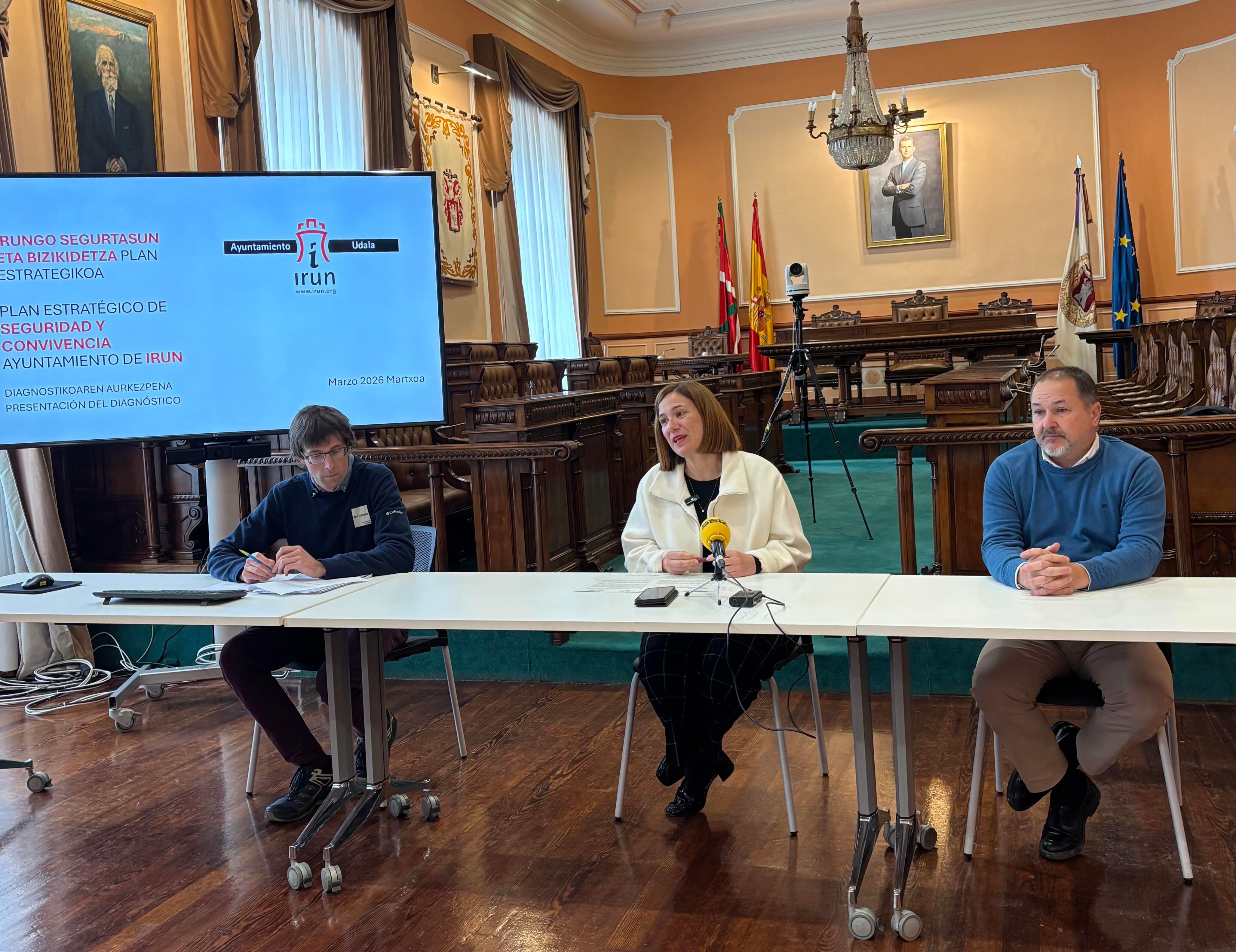 La alcaldesa de Irun, Cristina Laborda junto al delegado de Seguridad Iñigo Berges (izquierda).