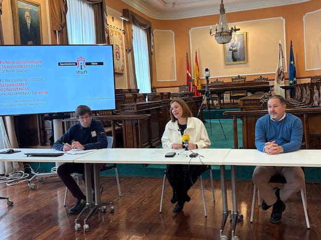 La alcaldesa de Irun, Cristina Laborda junto al delegado de Seguridad Iñigo Berges (izquierda).