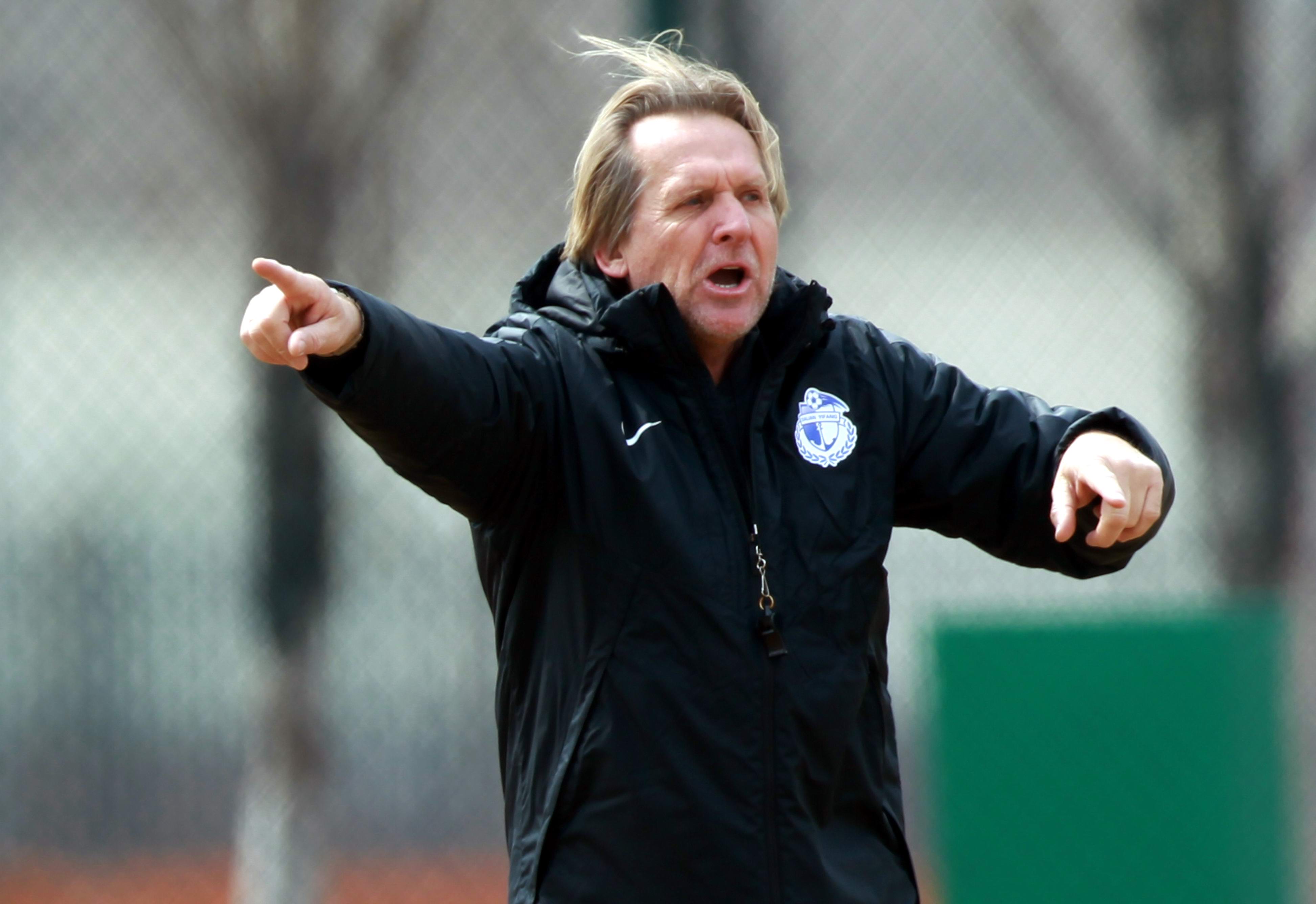 Bernd Schuster da indicaciones en una sesión de entrenamiento con el equipo chino Dalian Yifang FC