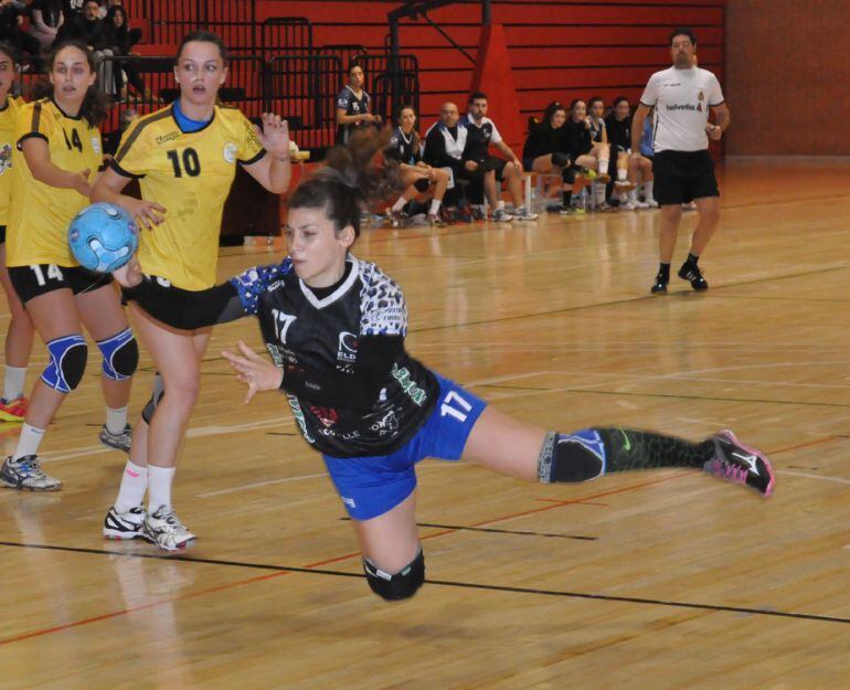 Alba Manzano lanzando a puerta ante la mirada de la defensa visitante