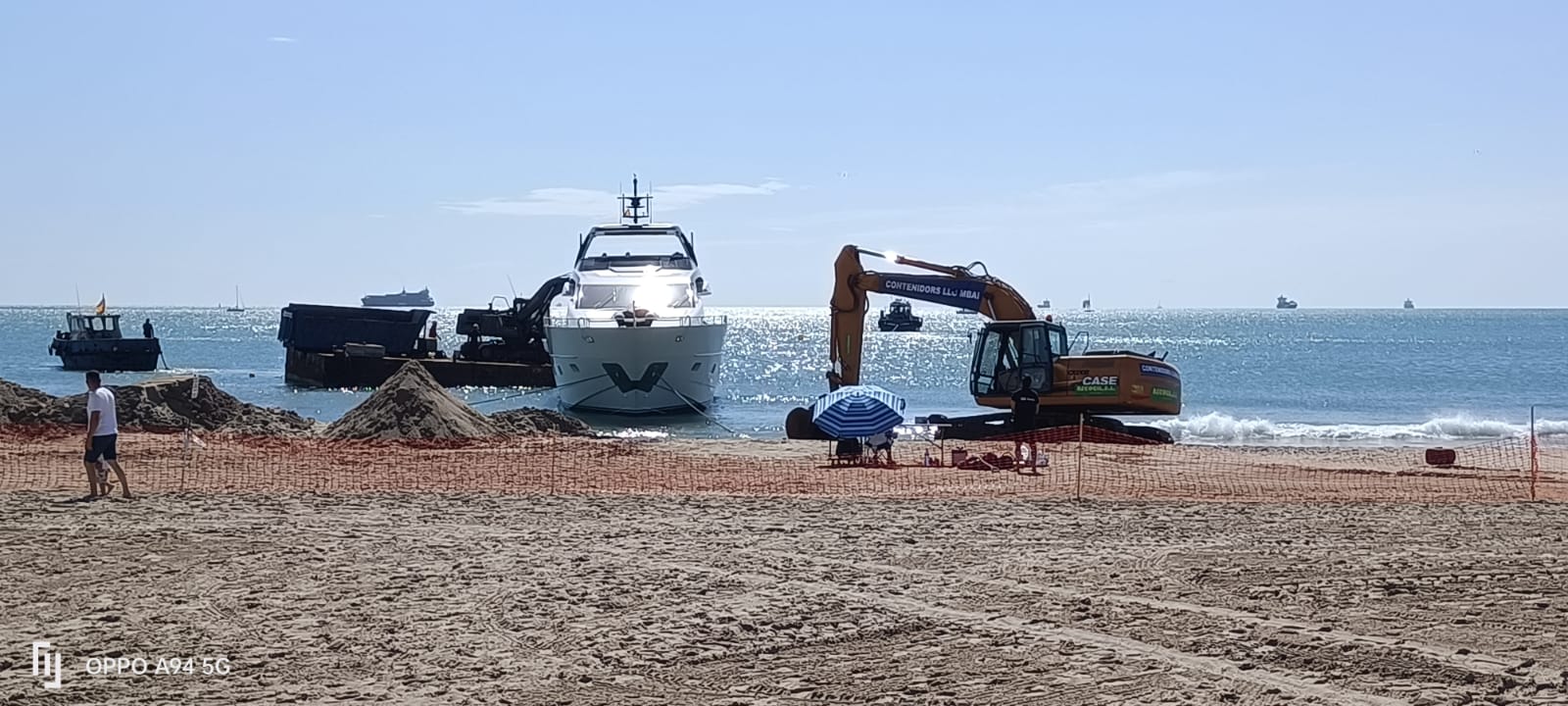 La maquinaria ha estado trabajando este domingo en la playa de Pinedo (València) hasta conseguir reflotar el yate encallado.