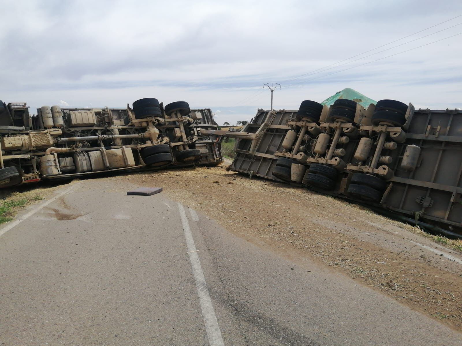 El camión quedaba volcado en la vía entre Huesca y Sangarrén