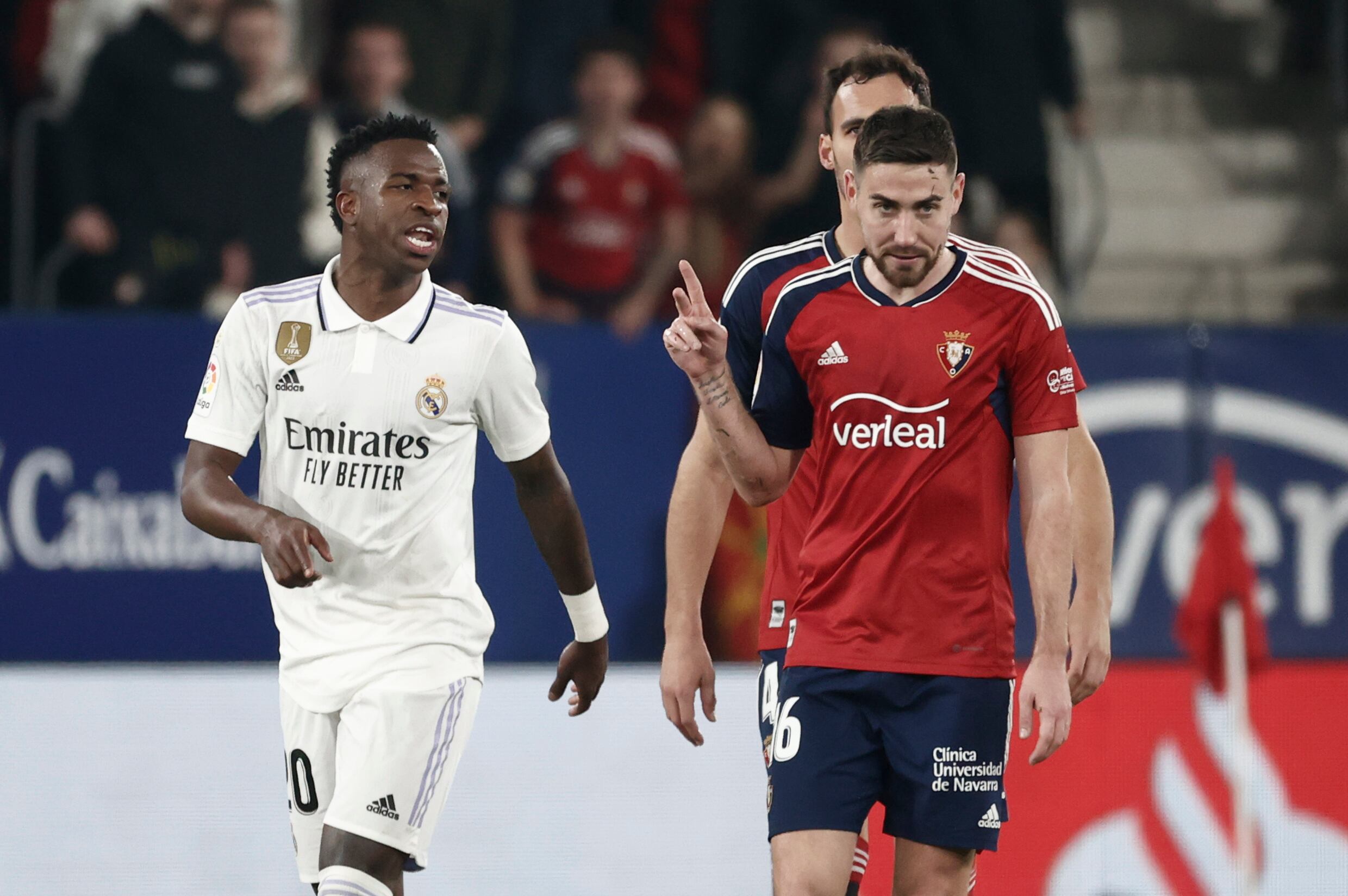 El delantero brasileño del Real Madrid, Vinicius Jr. (i) y el delantero de Osasuna, Moi Gómez