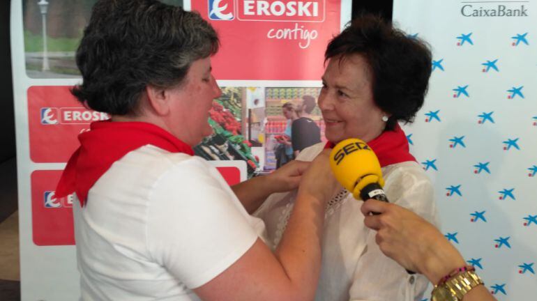 Pepita Hernández, miembro de la junta directiva del Club Tenis Pamplona, recoge el pañuelico de honor