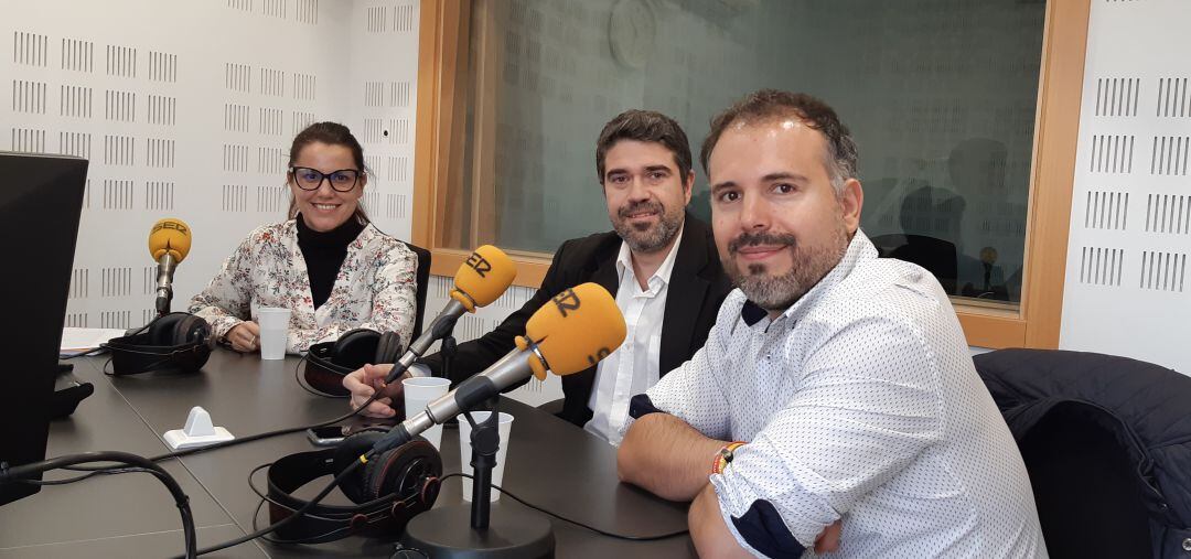 De izquierda a derecha, Alba Leo, portavoz de Podemos en Getafe, David Conde, portavoz del PP en Valdemoro, y Carlos Delgado, portavoz de ULEG en Leganés. 
  