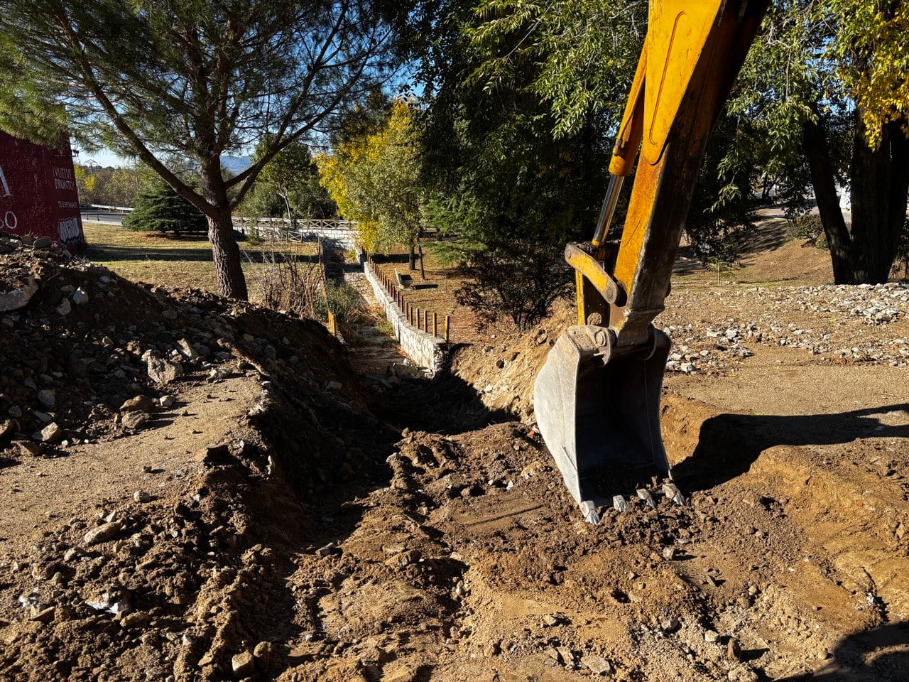 Obras de renaturalización del parque Los Linos, en Collado Mediano.