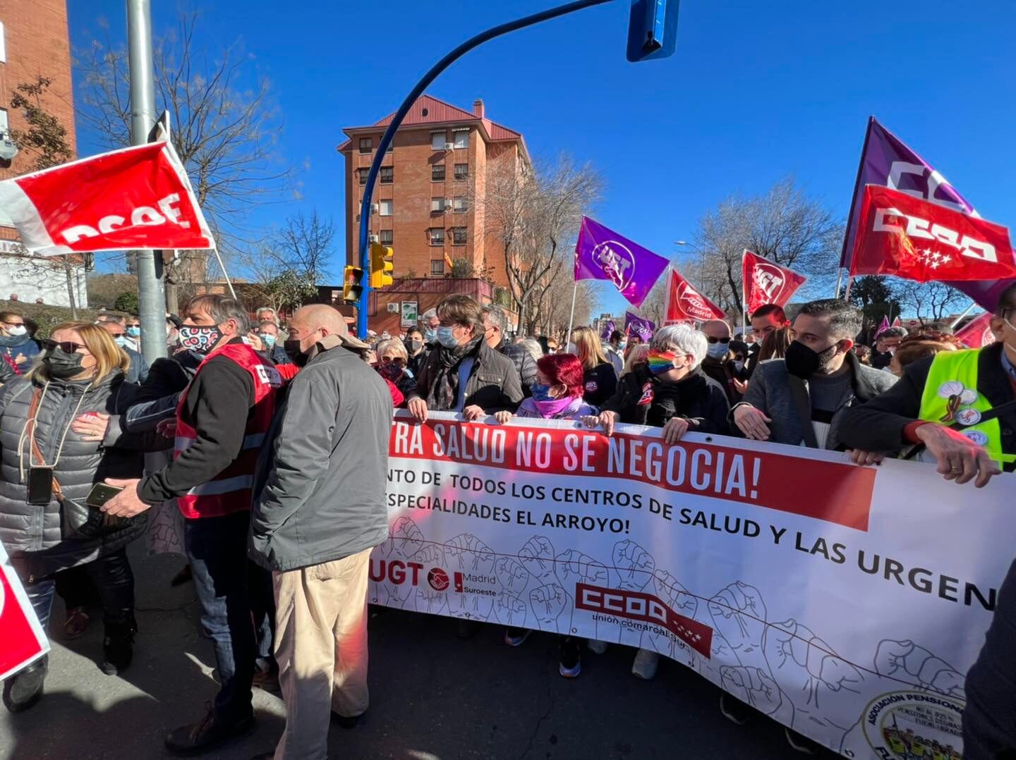 Colectivos vecinales, sindicatos y partidos políticos  (en el centro de la imagen el alcalde de Fuenlabrada) se manifestaron por las calles del municipio para reclamar la reapertura de los servicios de atención primaria.