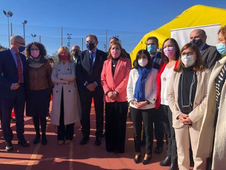 Visita de la Ministra Carolina Darias al punto de vacunación del CEIP Jardín de Arena de Alcázar de San Juan