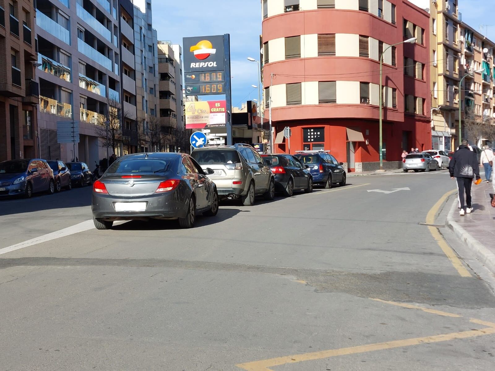 Vehículos esperando para repostar en una gasolinera en el centro de Huesca