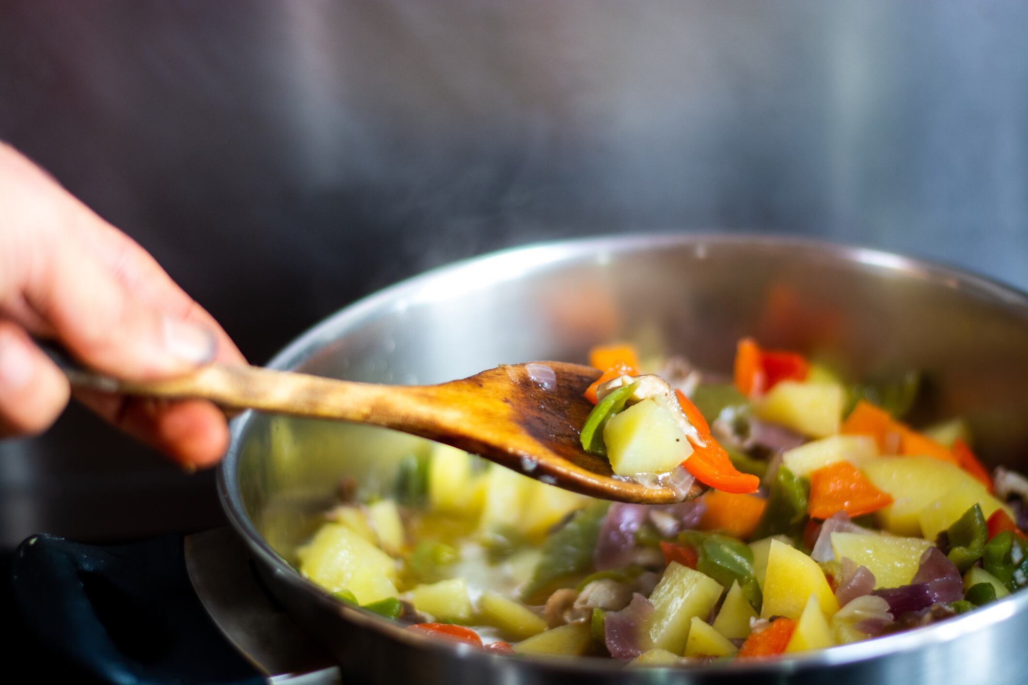 Una olla con un guiso de patatas