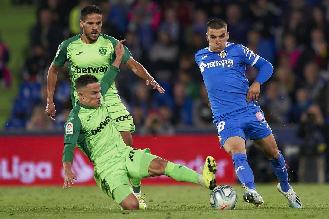 Roque Mesa (CD Leganés) intenta arrebatar el balón a Mauro Arambarri (Getafe CF) durante el partido de la primera vuelta en el Coliseum.