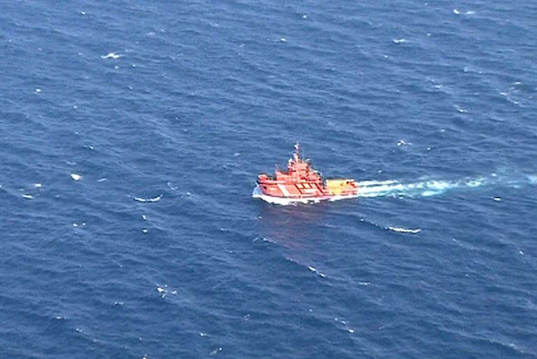 Una embarcación de Salvamento Marítimo vigila la zona en la que el pesquero ruso &quot;Oleg Nayvenov&quot; se hundió al sur de Maspalomas, en Canarias y que sigue vertiendo fuel al mar. 