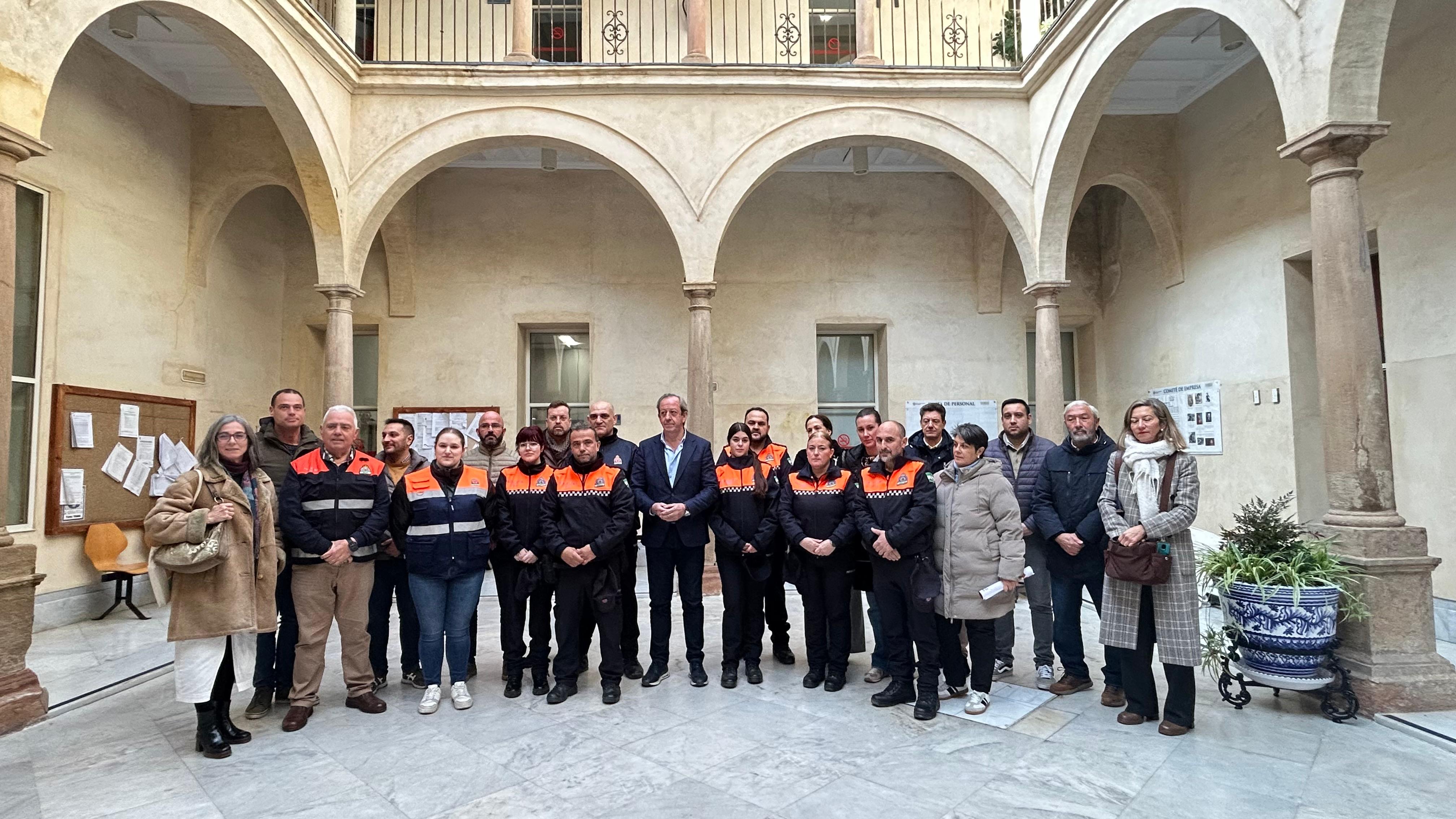 El alcalde de Andújar, Paco Carmona (centro), acompañado de miembros de Protección Civil que participaron en las labores de asistencia a las víctimas.